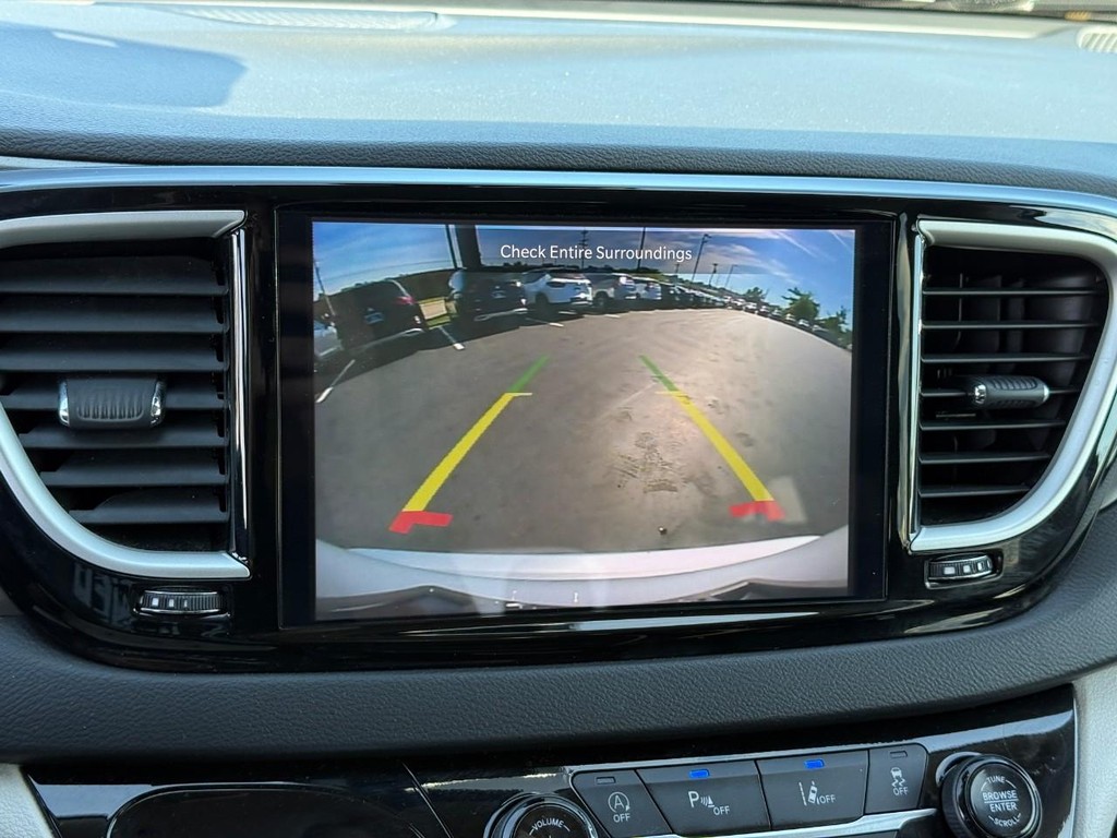 Chrysler Pacifica Vehicle Full-screen Gallery Image 24