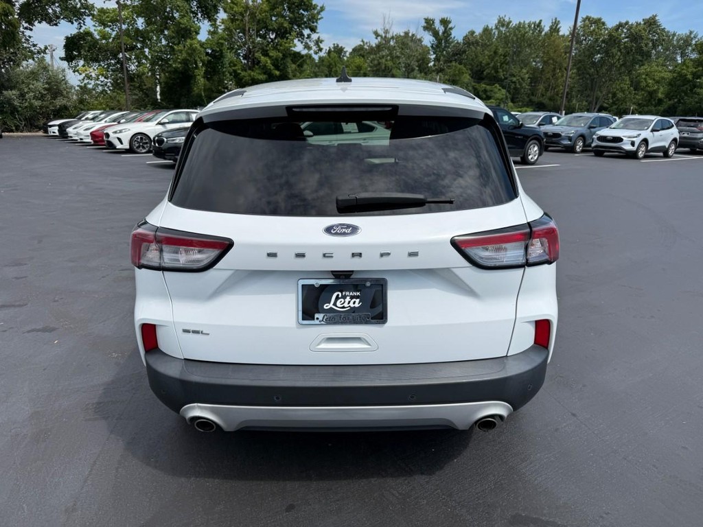 Ford Escape Vehicle Full-screen Gallery Image 08