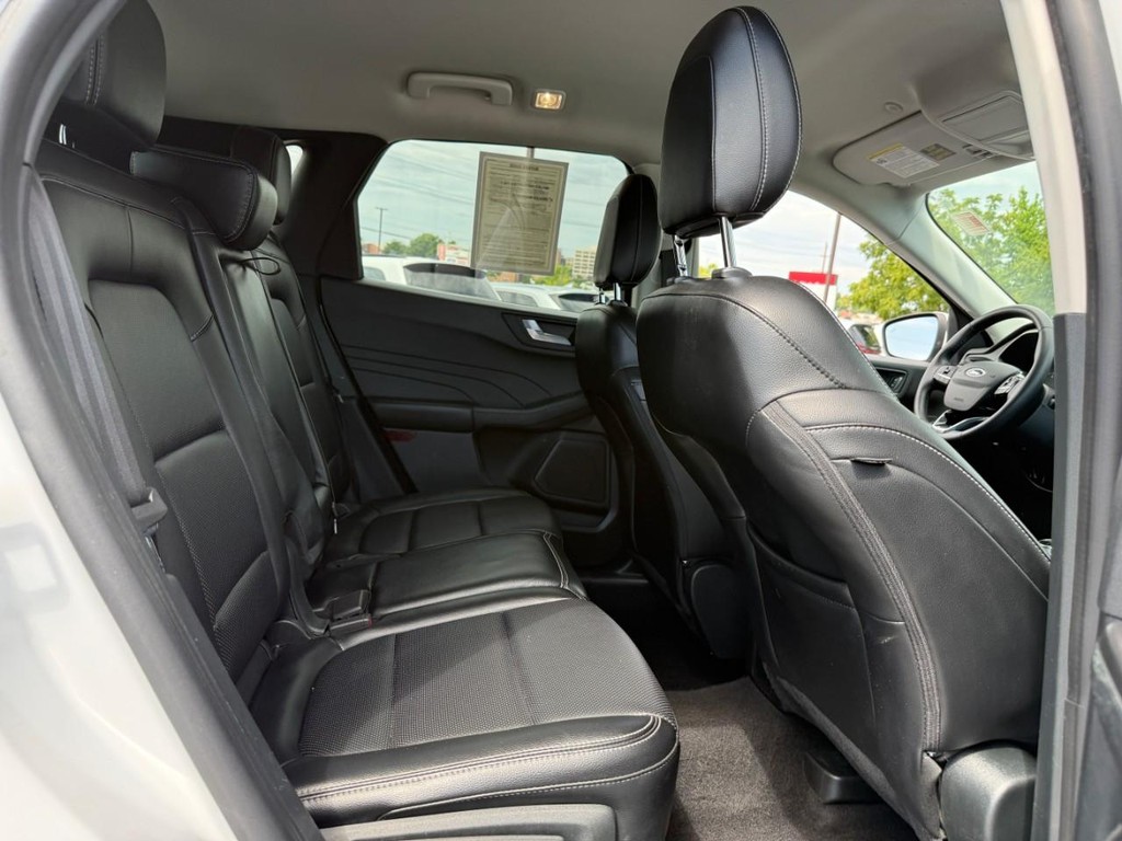 Ford Escape Vehicle Full-screen Gallery Image 11