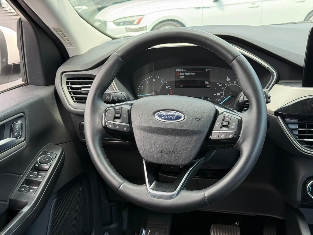 Ford Escape Vehicle Full-screen Gallery Image 13