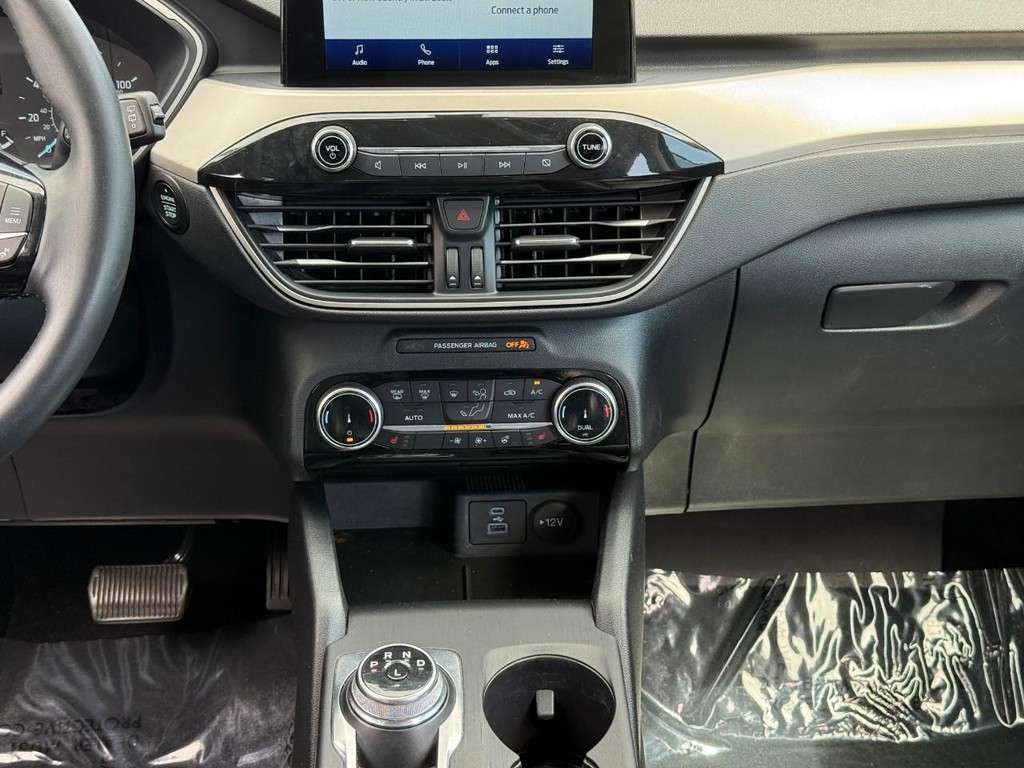 Ford Escape Vehicle Full-screen Gallery Image 15