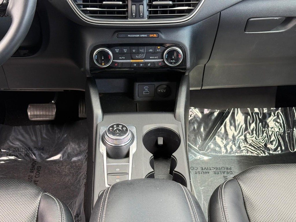 Ford Escape Vehicle Full-screen Gallery Image 16