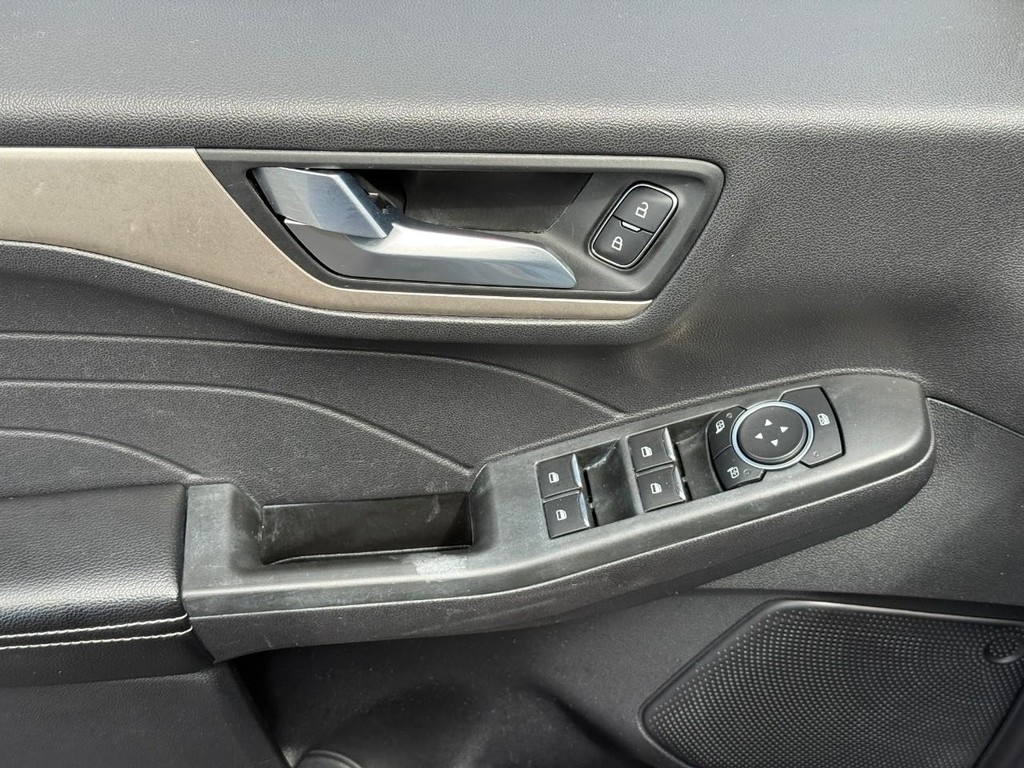 Ford Escape Vehicle Full-screen Gallery Image 17