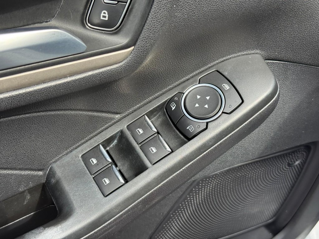 Ford Escape Vehicle Full-screen Gallery Image 18