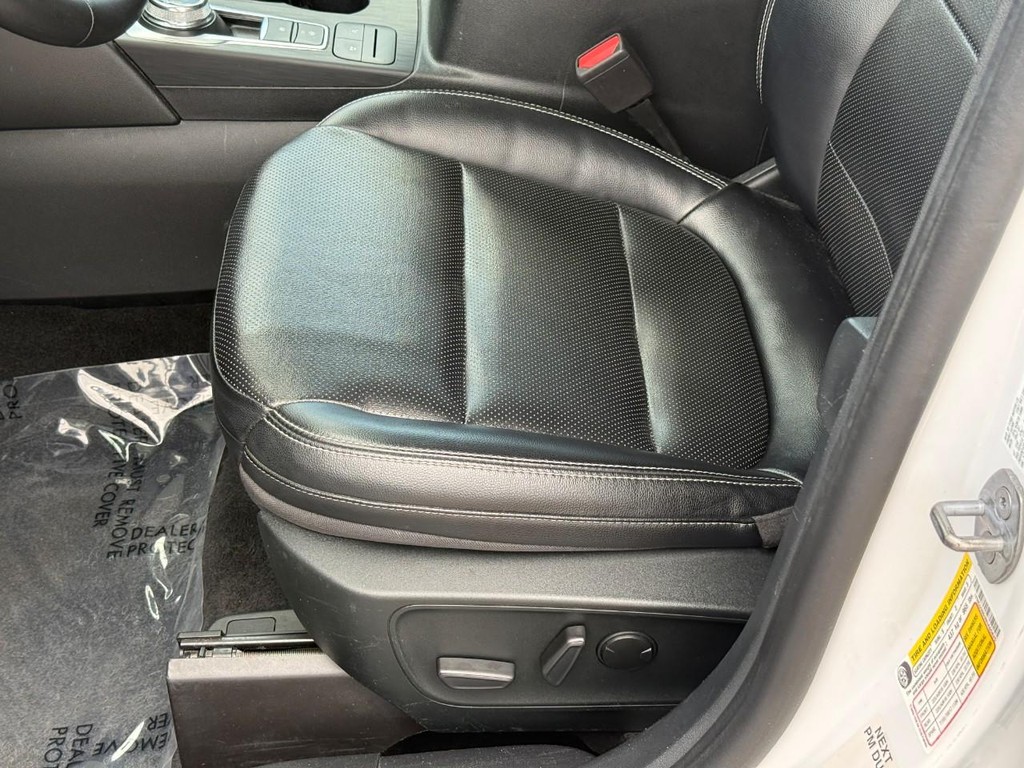 Ford Escape Vehicle Full-screen Gallery Image 19