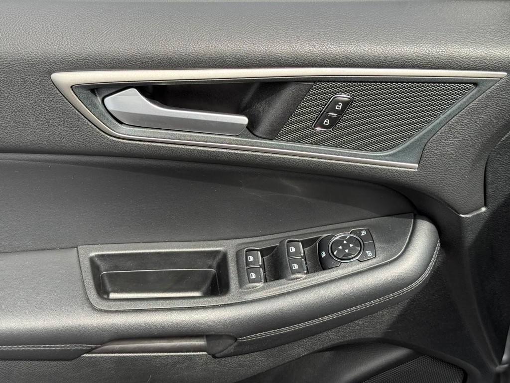 Ford Edge Vehicle Full-screen Gallery Image 16
