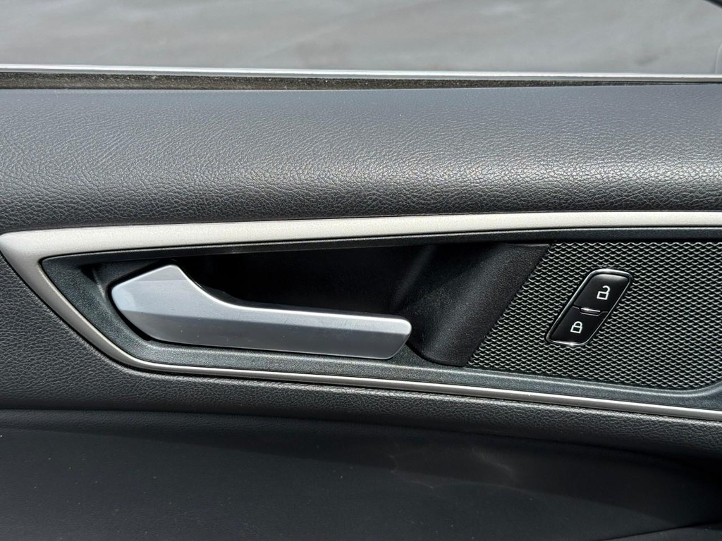 Ford Edge Vehicle Full-screen Gallery Image 17
