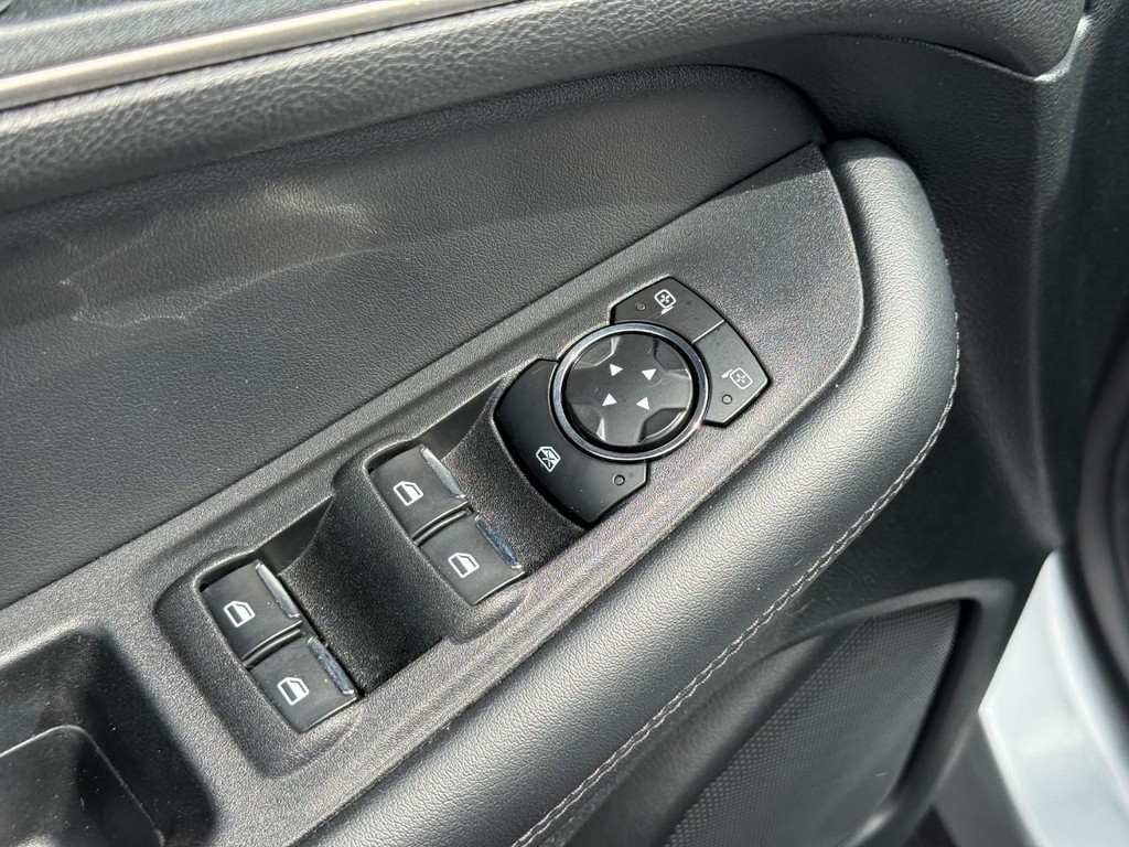 Ford Edge Vehicle Full-screen Gallery Image 18