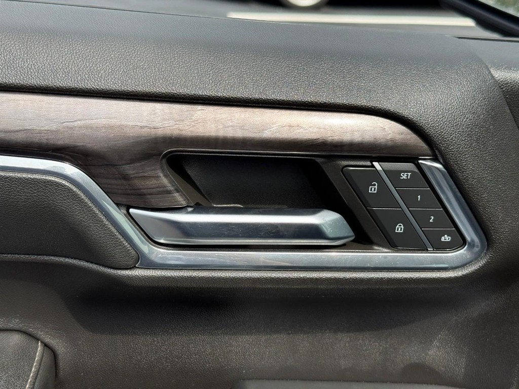 Chevrolet Silverado 1500 Vehicle Full-screen Gallery Image 16