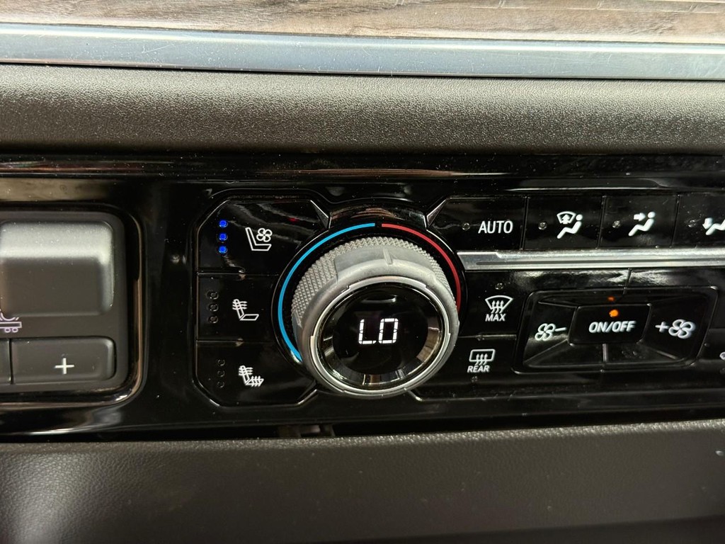 Chevrolet Silverado 1500 Vehicle Full-screen Gallery Image 22
