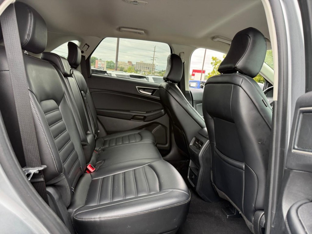 Ford Edge Vehicle Full-screen Gallery Image 11