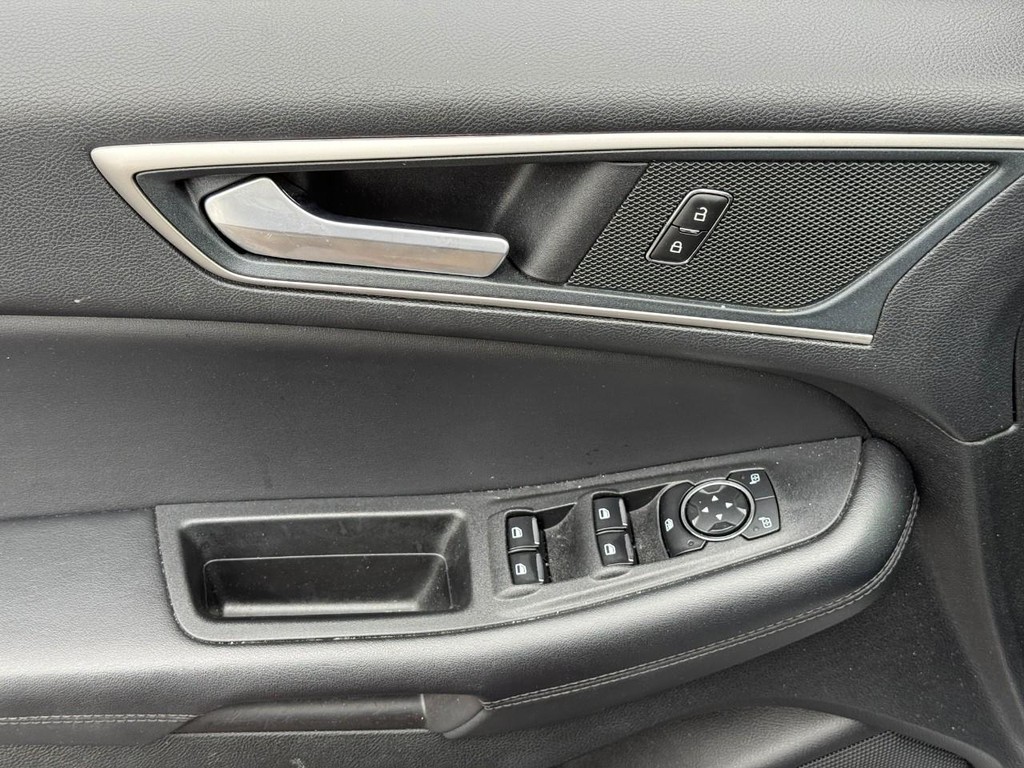Ford Edge Vehicle Full-screen Gallery Image 16