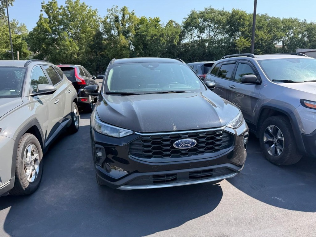Ford Escape Vehicle Full-screen Gallery Image 09