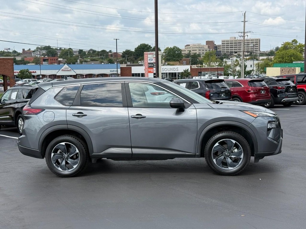Nissan Rogue Vehicle Full-screen Gallery Image 02