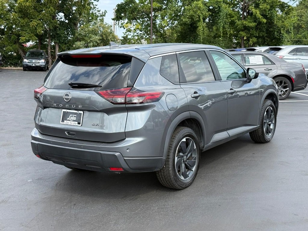 Nissan Rogue Vehicle Full-screen Gallery Image 03
