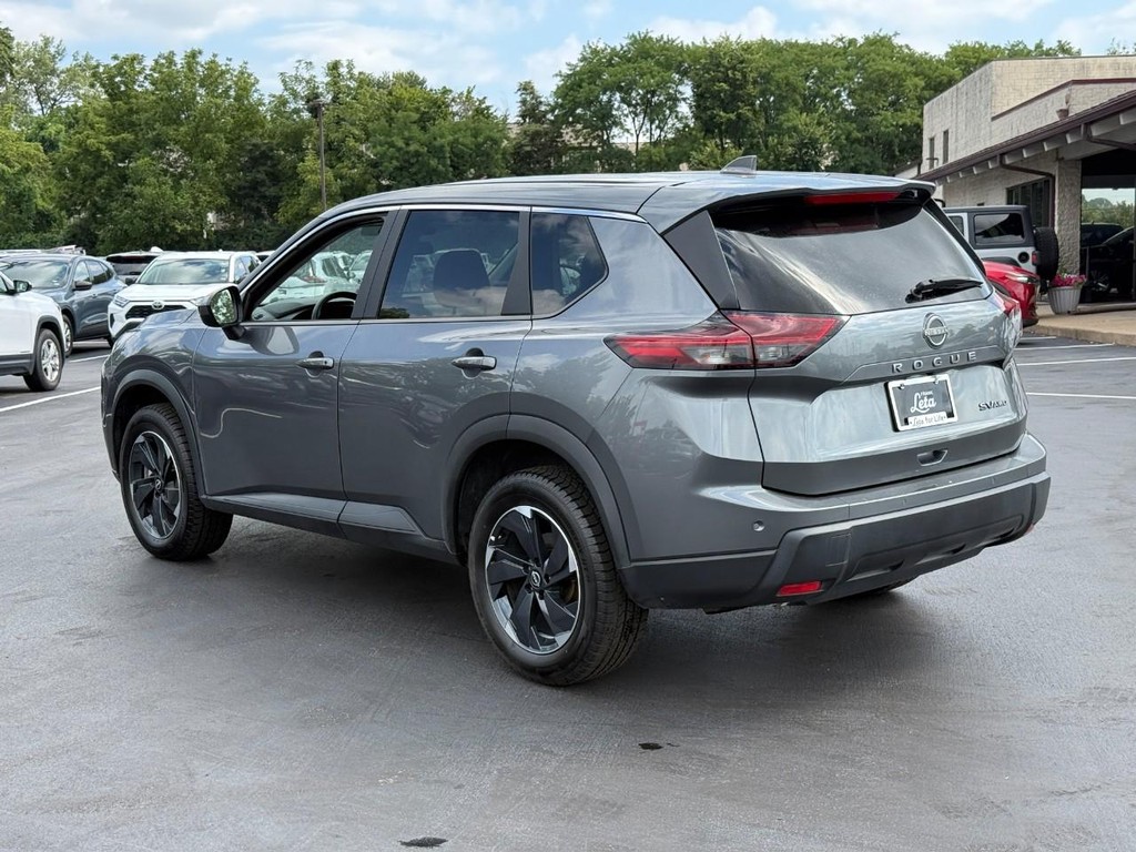 Nissan Rogue Vehicle Full-screen Gallery Image 04