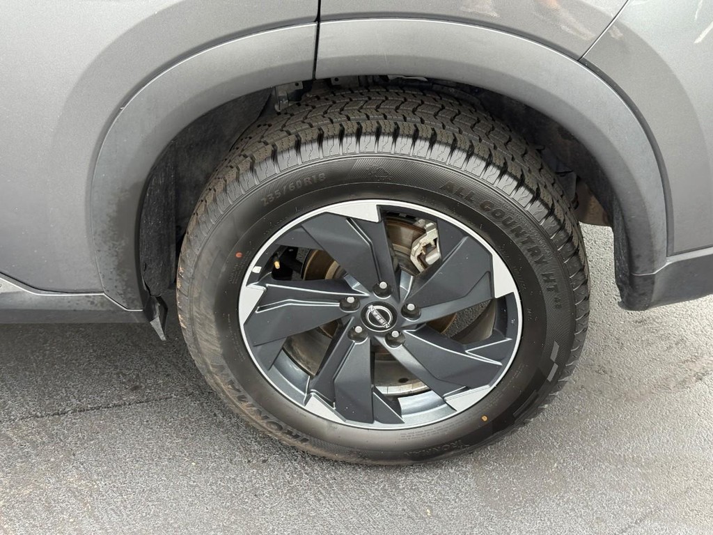 Nissan Rogue Vehicle Full-screen Gallery Image 05