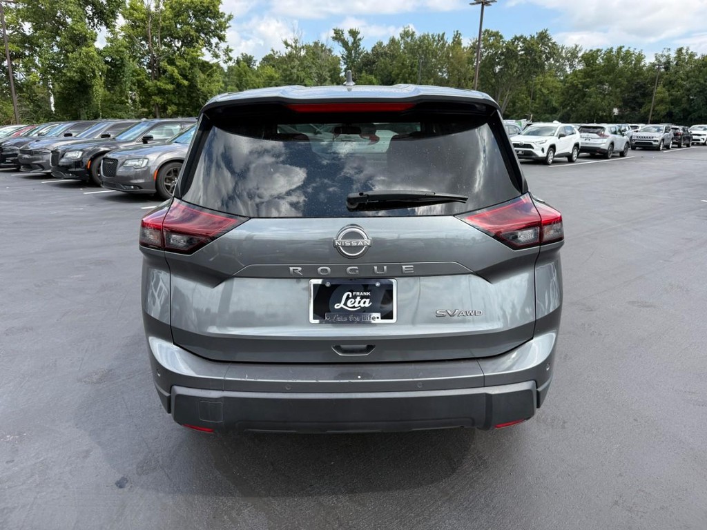 Nissan Rogue Vehicle Full-screen Gallery Image 08