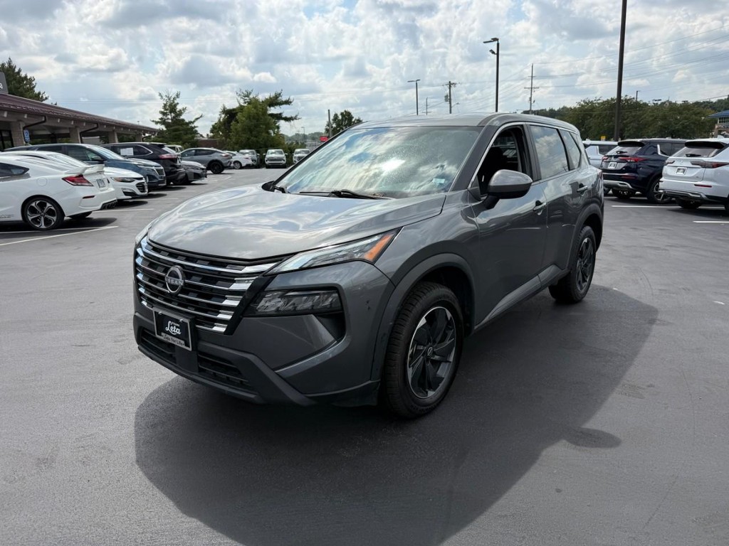 Nissan Rogue Vehicle Full-screen Gallery Image 09