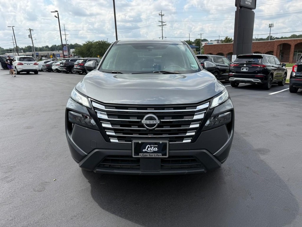 Nissan Rogue Vehicle Full-screen Gallery Image 10