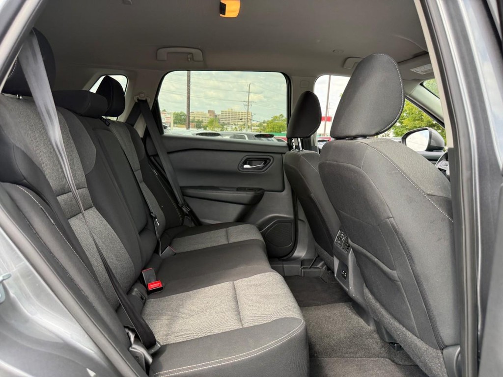 Nissan Rogue Vehicle Full-screen Gallery Image 11