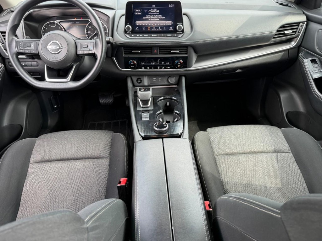 Nissan Rogue Vehicle Full-screen Gallery Image 12
