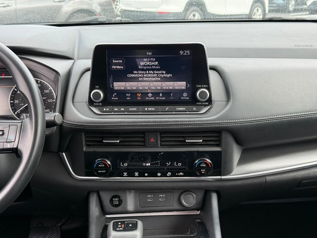 Nissan Rogue Vehicle Full-screen Gallery Image 14