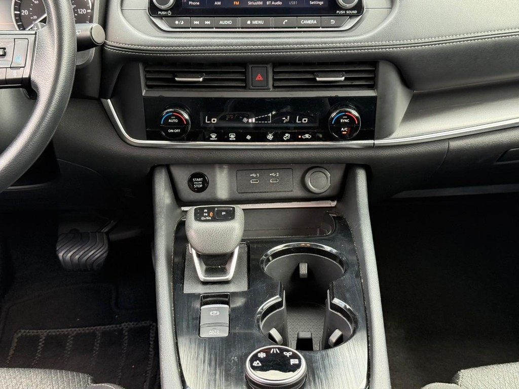 Nissan Rogue Vehicle Full-screen Gallery Image 15