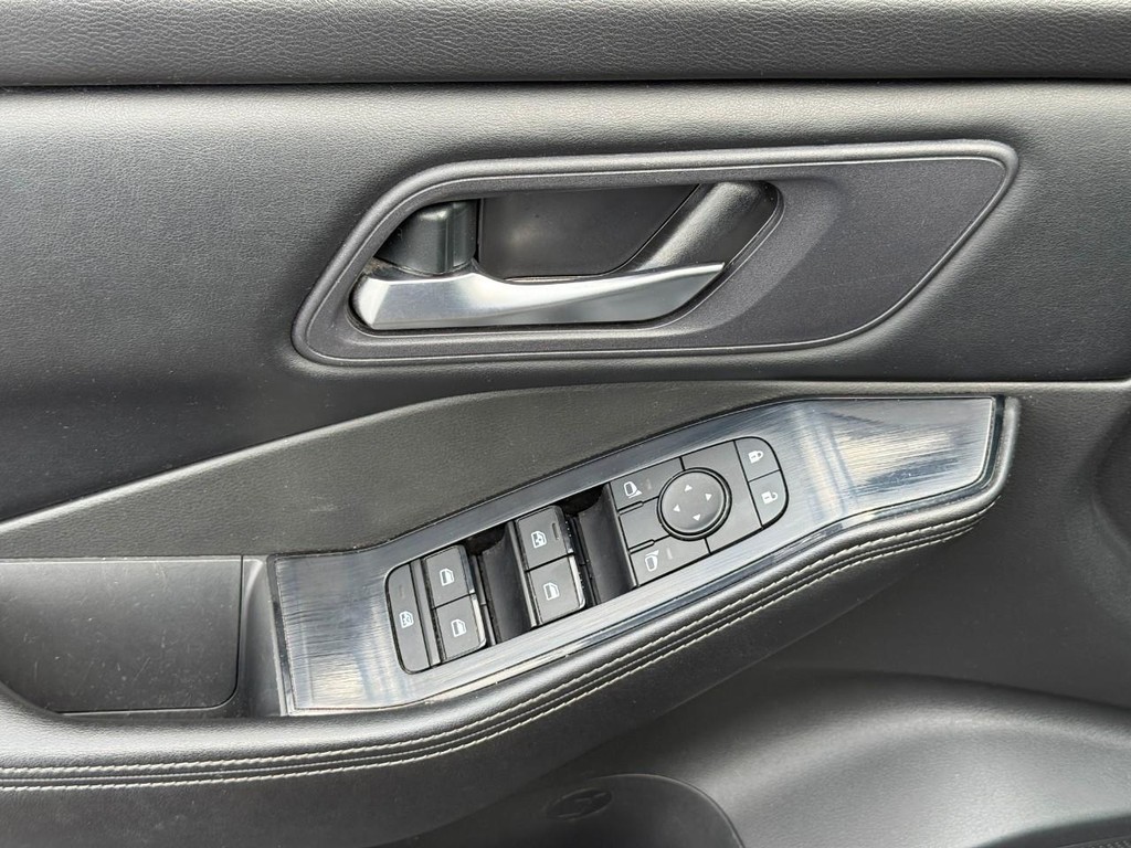 Nissan Rogue Vehicle Full-screen Gallery Image 16