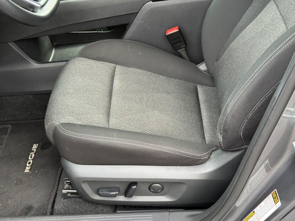 Nissan Rogue Vehicle Full-screen Gallery Image 17