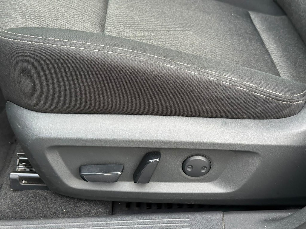 Nissan Rogue Vehicle Full-screen Gallery Image 18