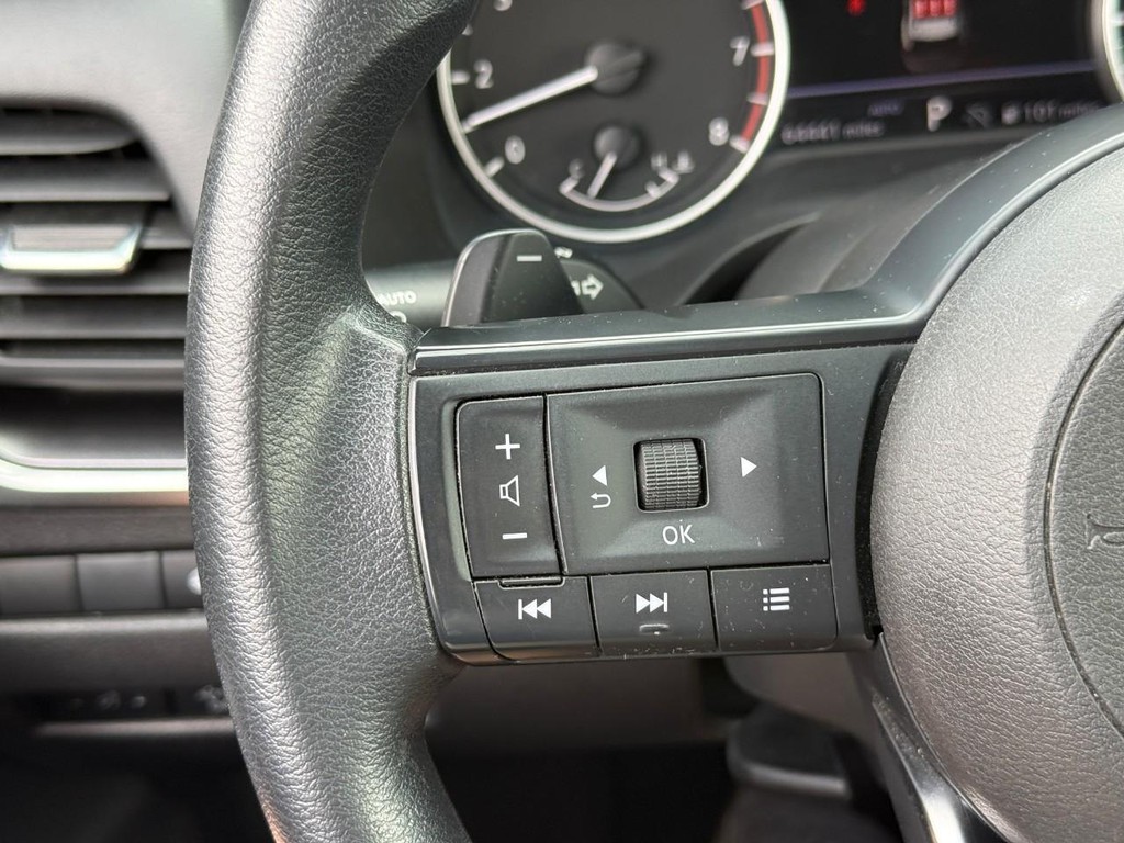 Nissan Rogue Vehicle Full-screen Gallery Image 19