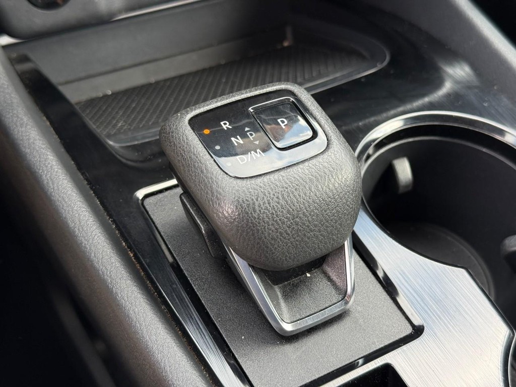 Nissan Rogue Vehicle Full-screen Gallery Image 22