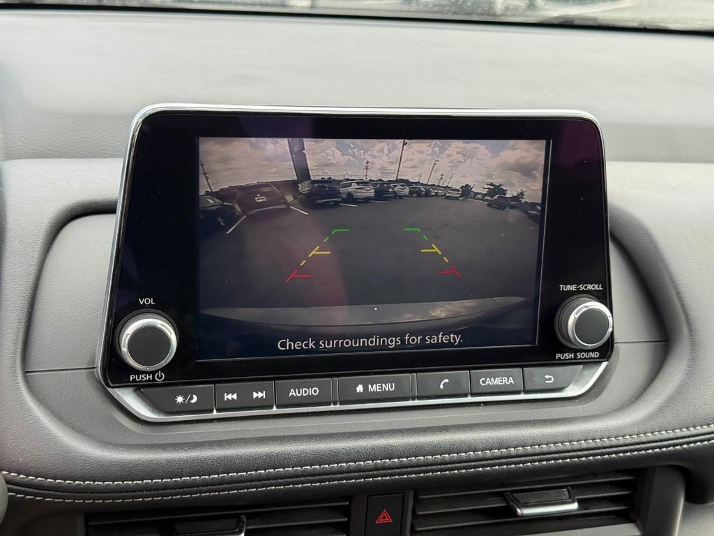 Nissan Rogue Vehicle Full-screen Gallery Image 23