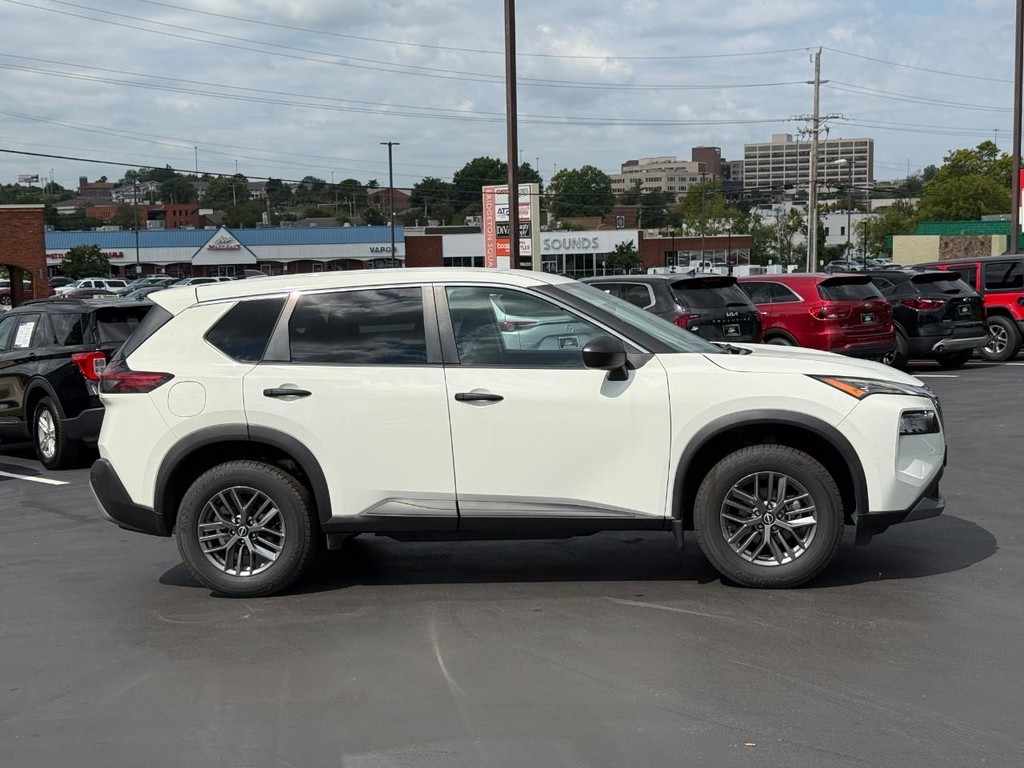 Nissan Rogue Vehicle Full-screen Gallery Image 02