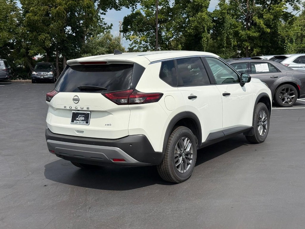 Nissan Rogue Vehicle Full-screen Gallery Image 03