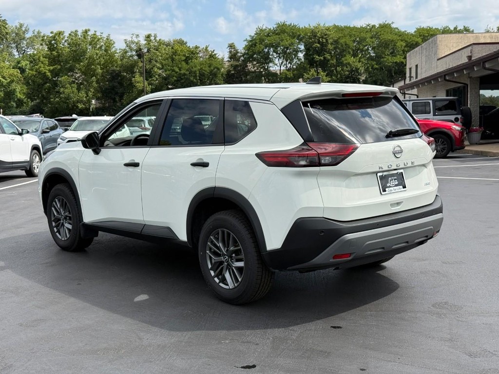 Nissan Rogue Vehicle Full-screen Gallery Image 04