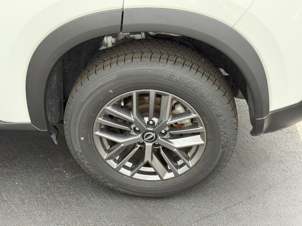 Nissan Rogue Vehicle Full-screen Gallery Image 05