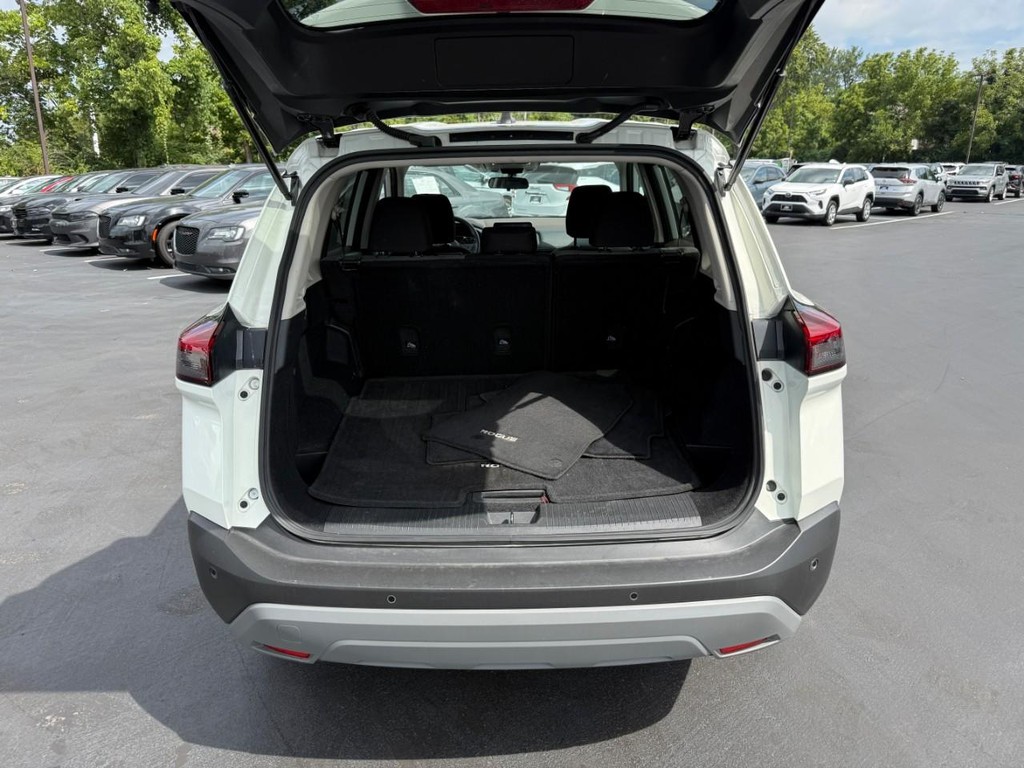 Nissan Rogue Vehicle Full-screen Gallery Image 07