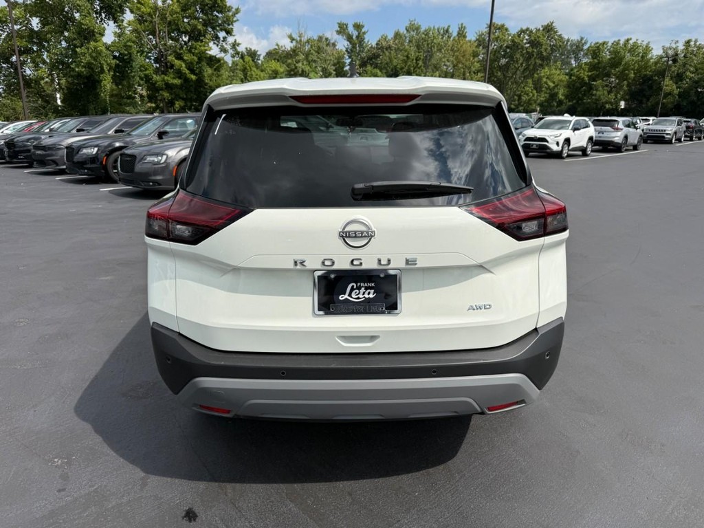 Nissan Rogue Vehicle Full-screen Gallery Image 08