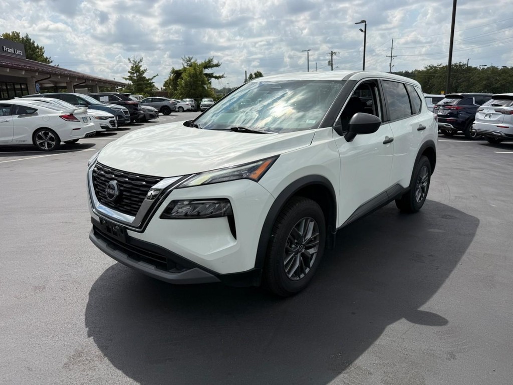 Nissan Rogue Vehicle Full-screen Gallery Image 09