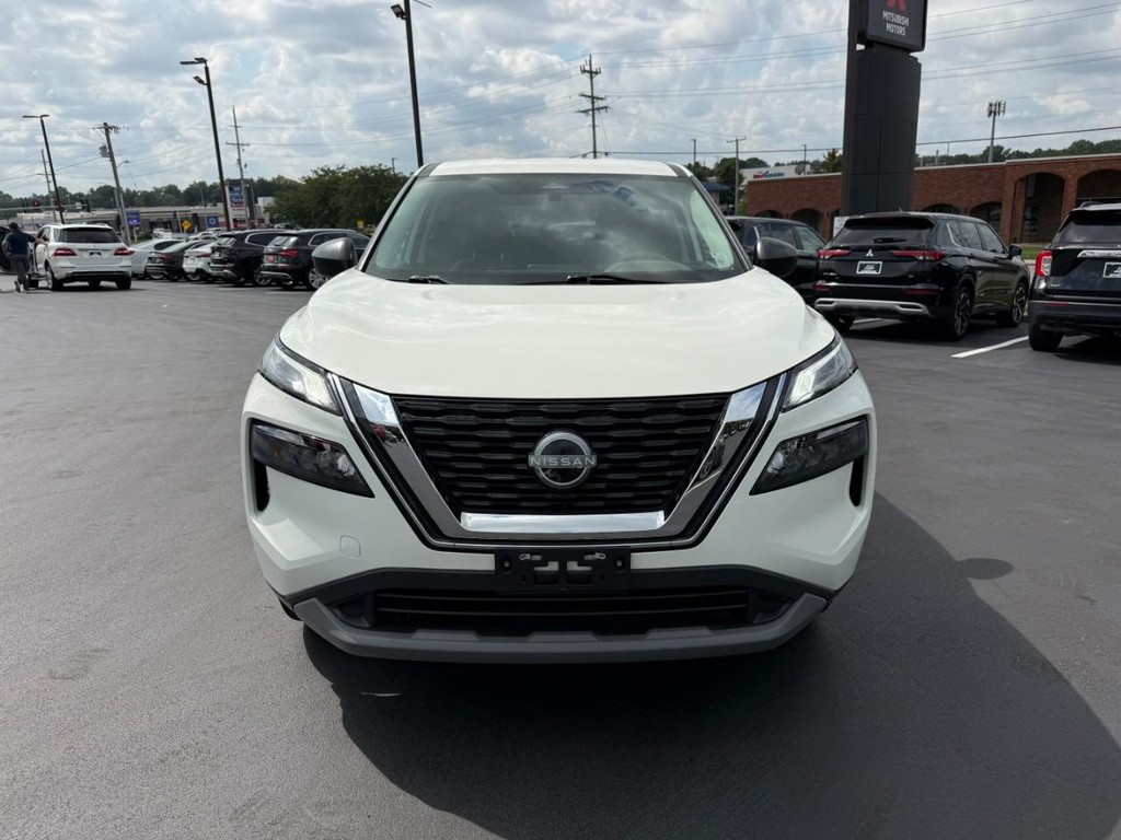 Nissan Rogue Vehicle Full-screen Gallery Image 10