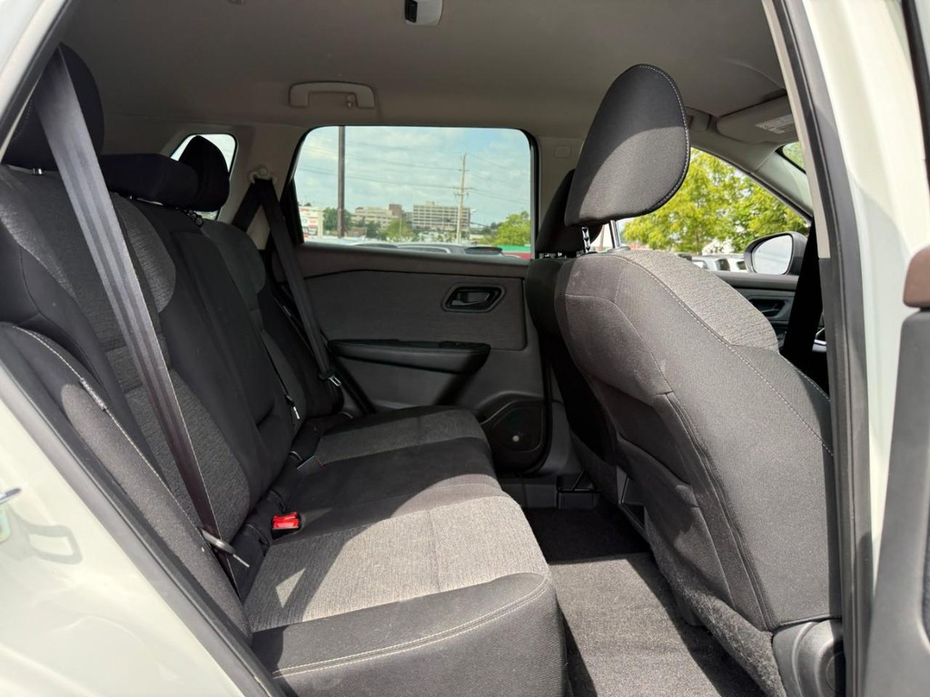 Nissan Rogue Vehicle Full-screen Gallery Image 11