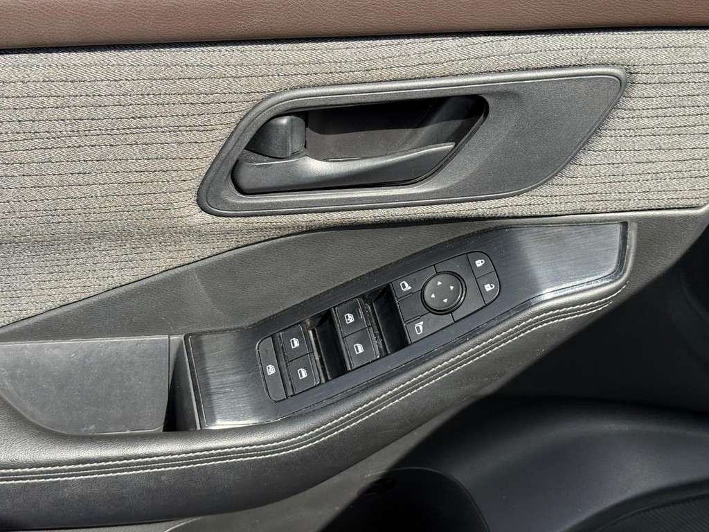 Nissan Rogue Vehicle Full-screen Gallery Image 17