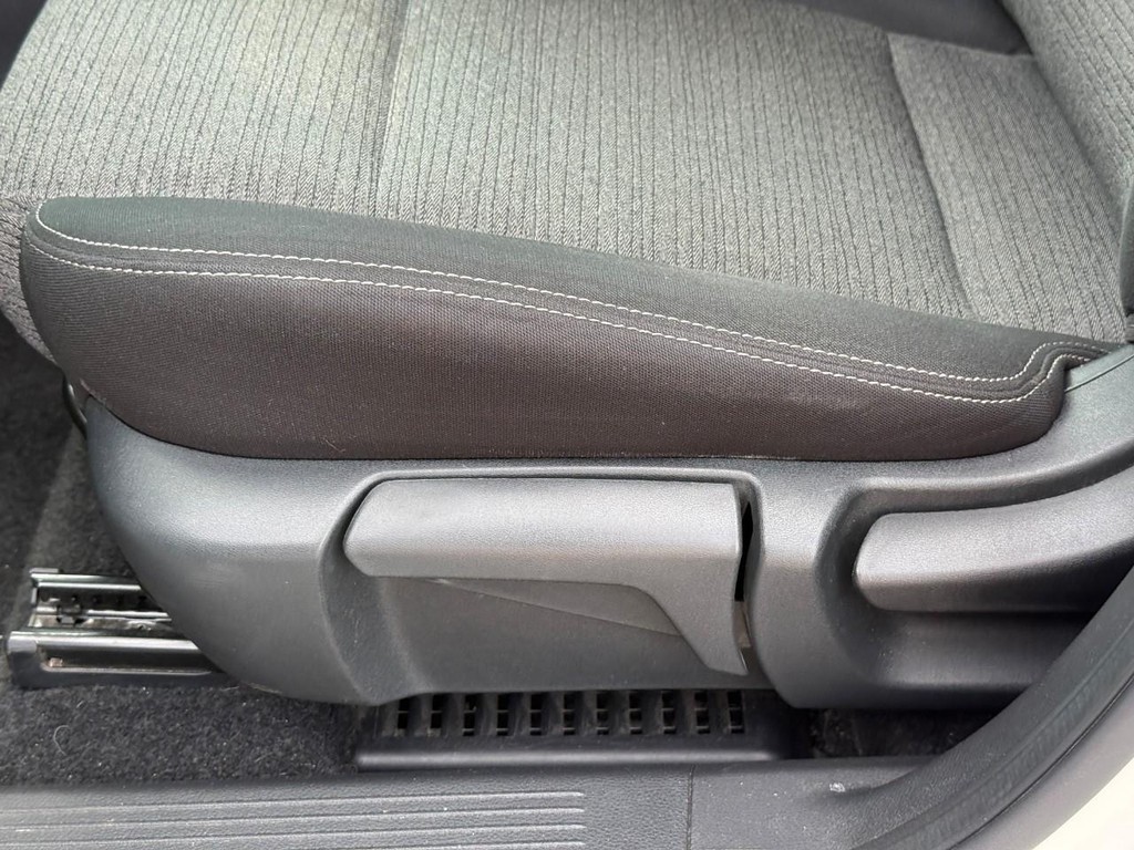 Nissan Rogue Vehicle Full-screen Gallery Image 19