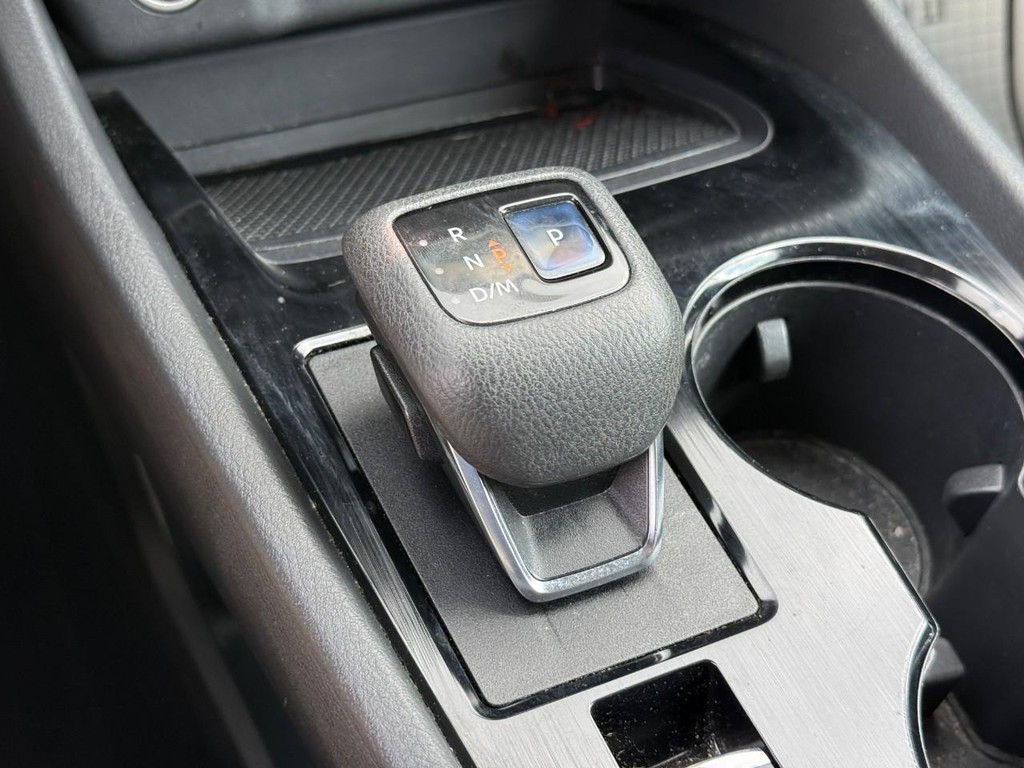Nissan Rogue Vehicle Full-screen Gallery Image 22