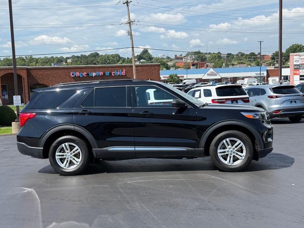 Ford Explorer Vehicle Full-screen Gallery Image 02