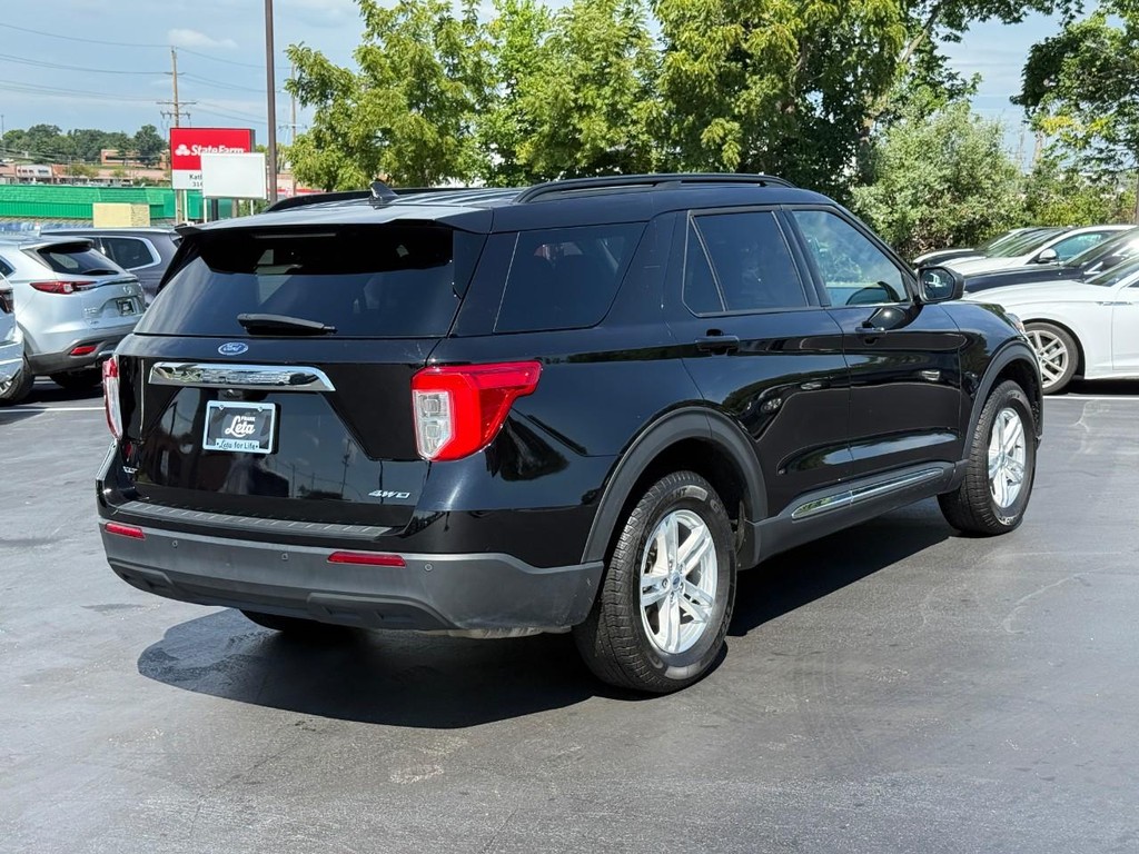 Ford Explorer Vehicle Full-screen Gallery Image 03