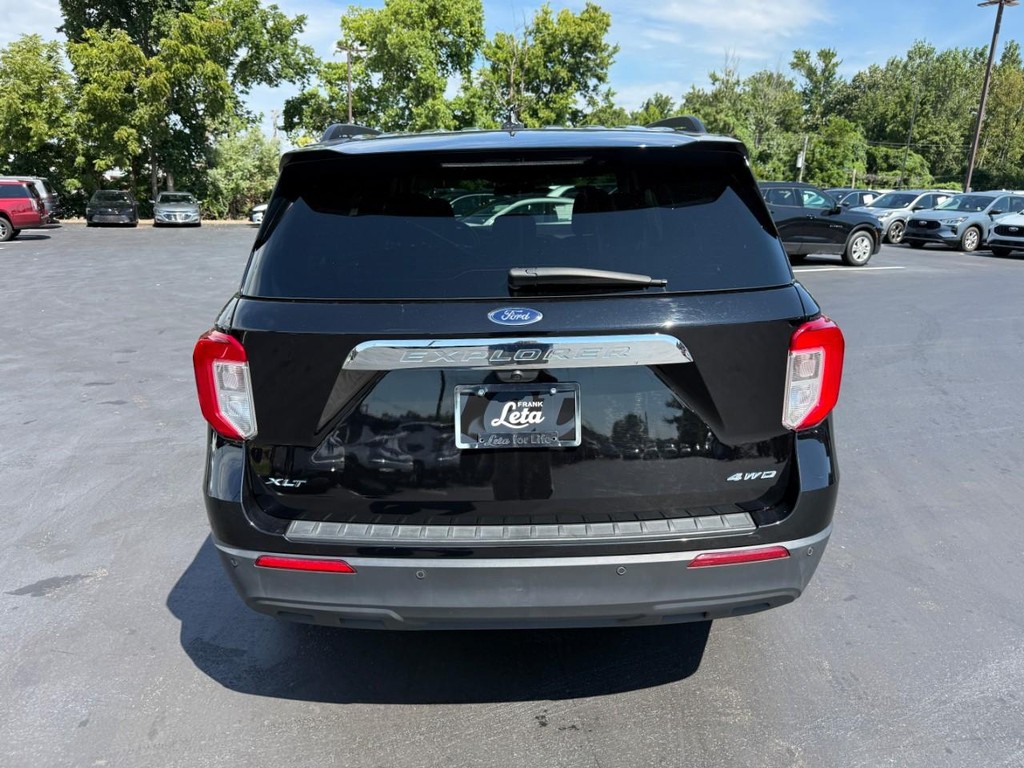 Ford Explorer Vehicle Full-screen Gallery Image 08