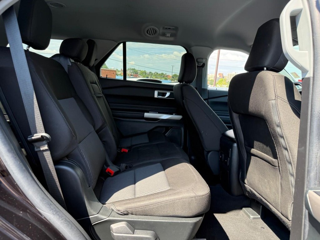 Ford Explorer Vehicle Full-screen Gallery Image 11